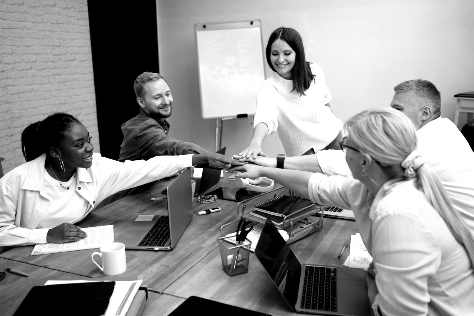 Bureau d'analyse financière moderne avec graphiques de prévision